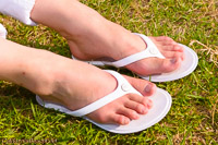 korean girls flip flops